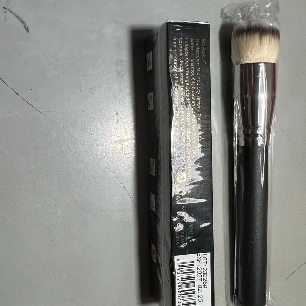 Hello Kiss Cream Makeup - Picture 3 of 3